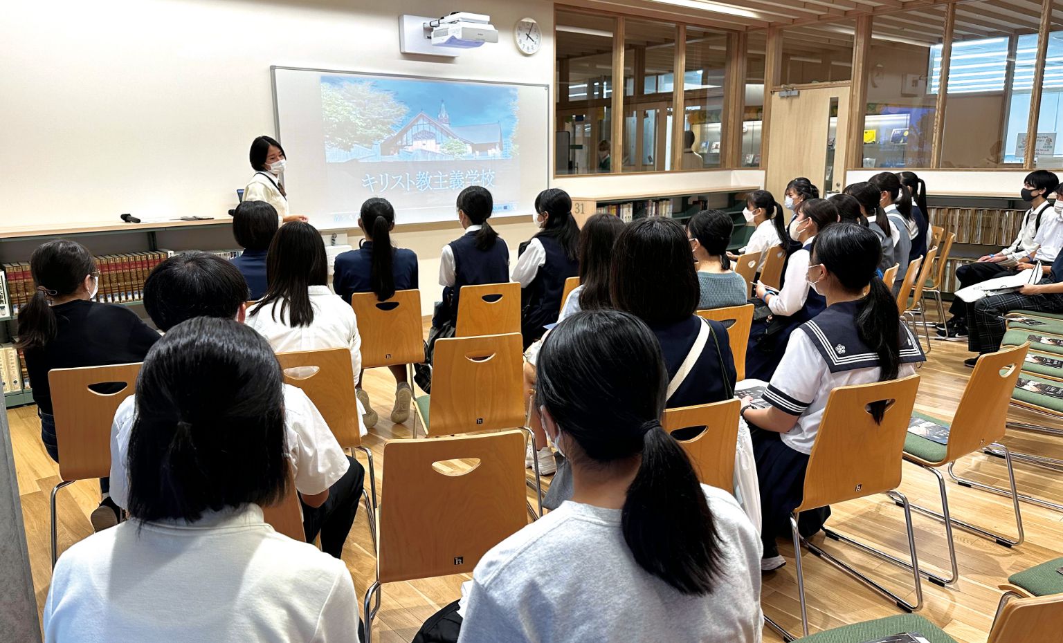 オリーブ祭での生徒による学校紹介